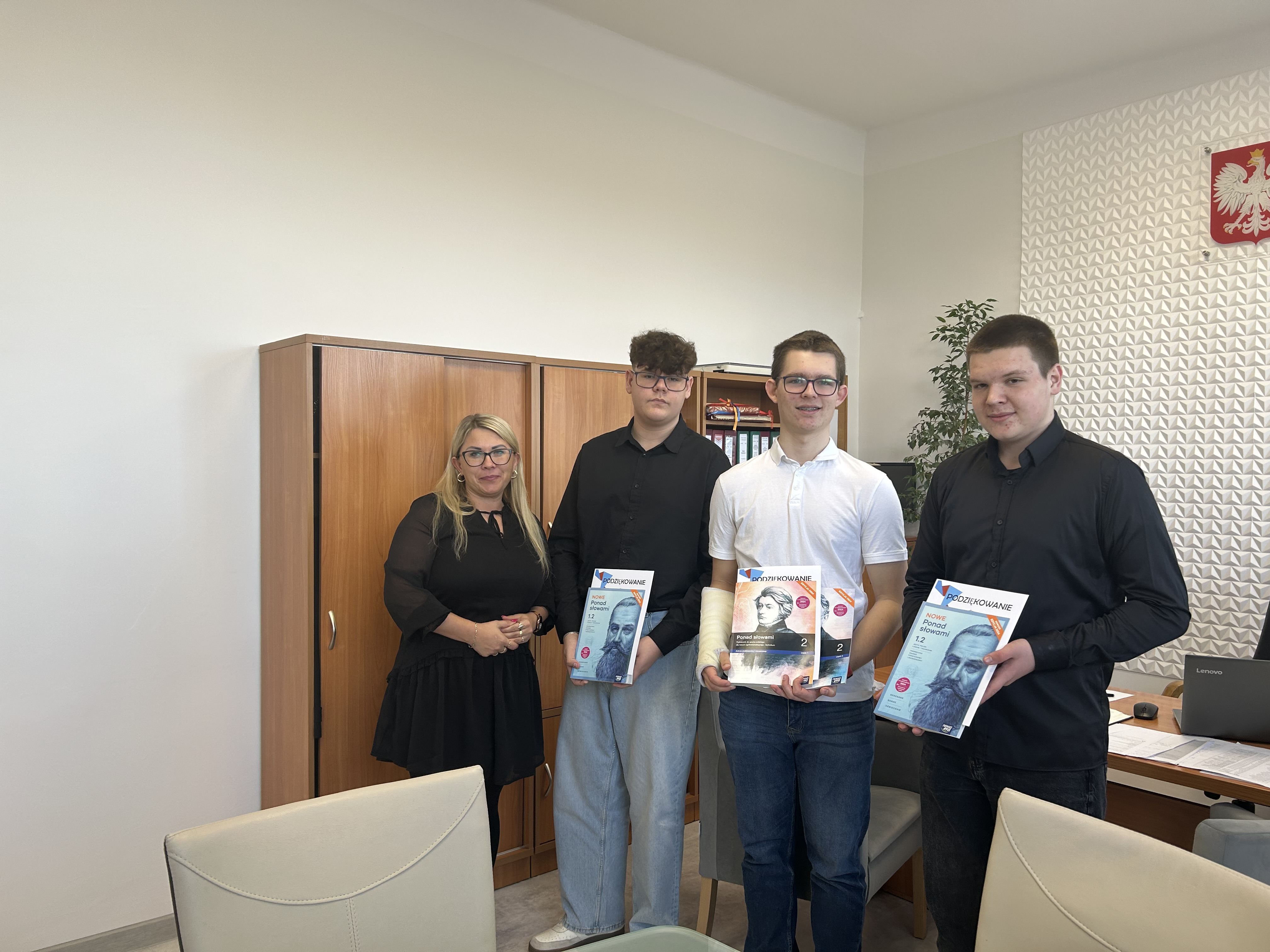 Zwycięzcy szkolnego konkursu z języka polskiego dla klas pierwszych